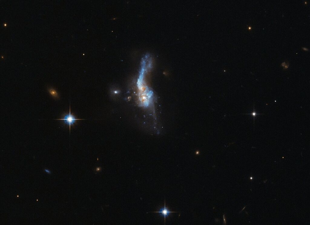 NASA опубликовало уникальные кадры столкновений двух галактик: фотофакт