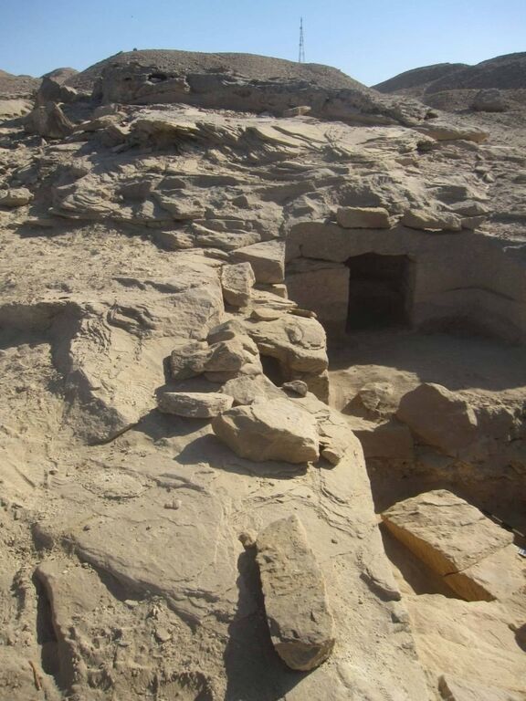 В Египте обнаружены 12 гробниц с алтарями и драгоценностями: опубликовано фото