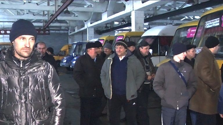 Під Києвом маршрутники влаштували страйк через дешевий проїзд