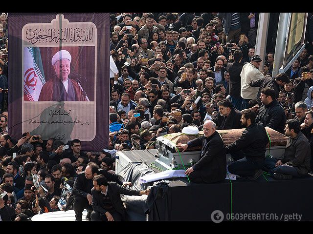 Экс-президента Ирана похоронили под крики "Смерть России": опубликованы фото и видео