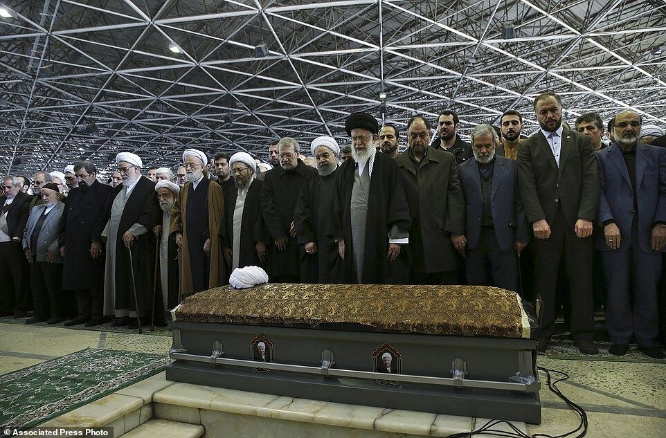 Экс-президента Ирана похоронили под крики "Смерть России": опубликованы фото и видео