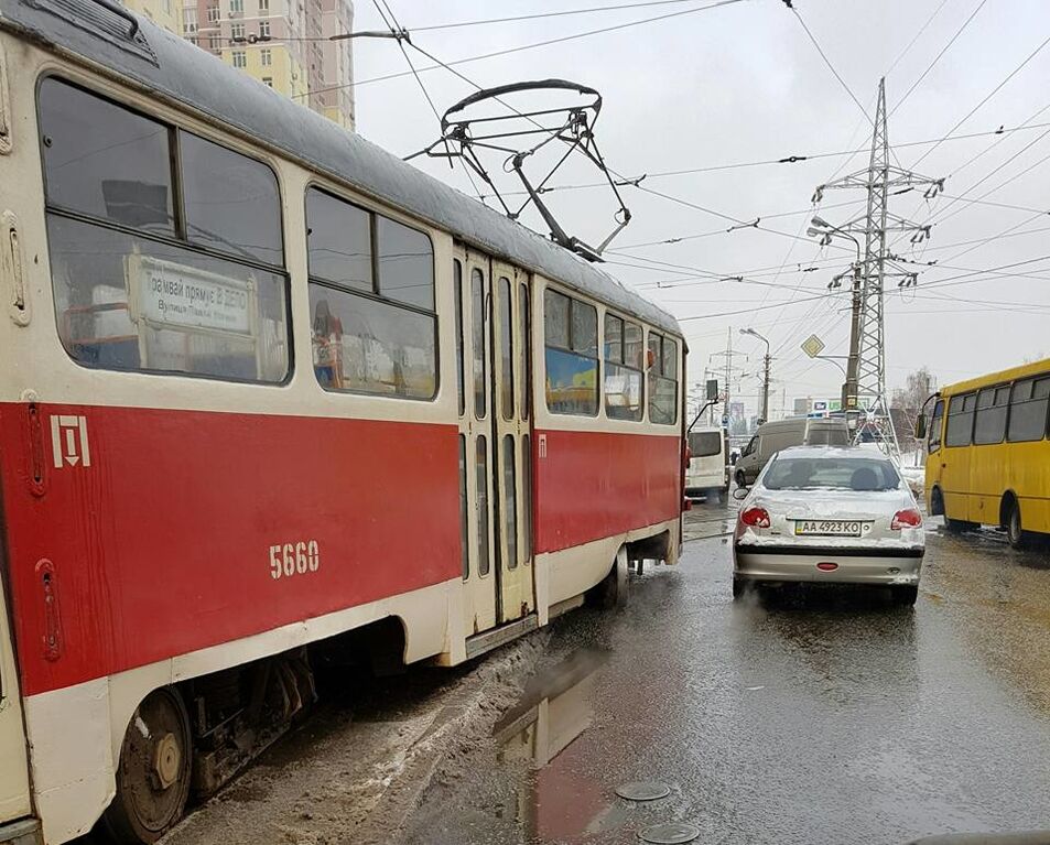 Виноваты сугробы: в Киеве трамвай сошел с рельс