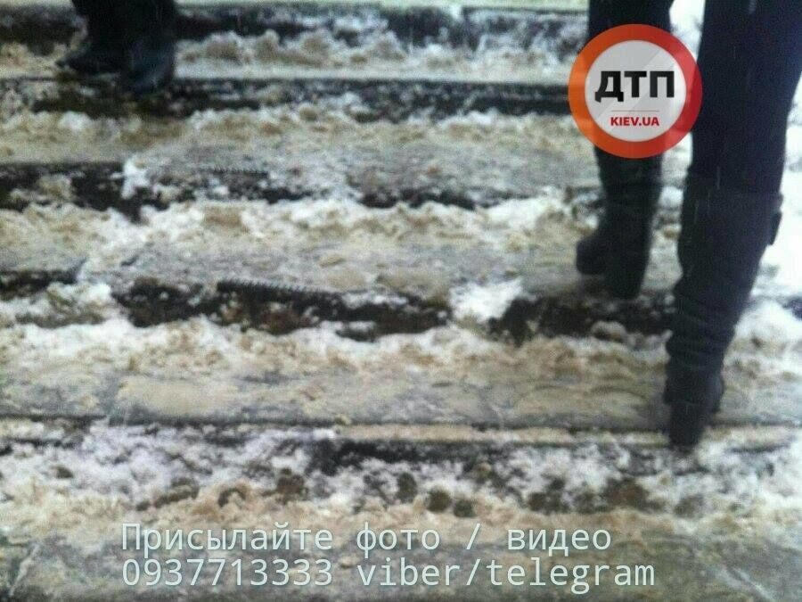 Скользкое ЧП: в Киеве девушка упала в подземный переход 