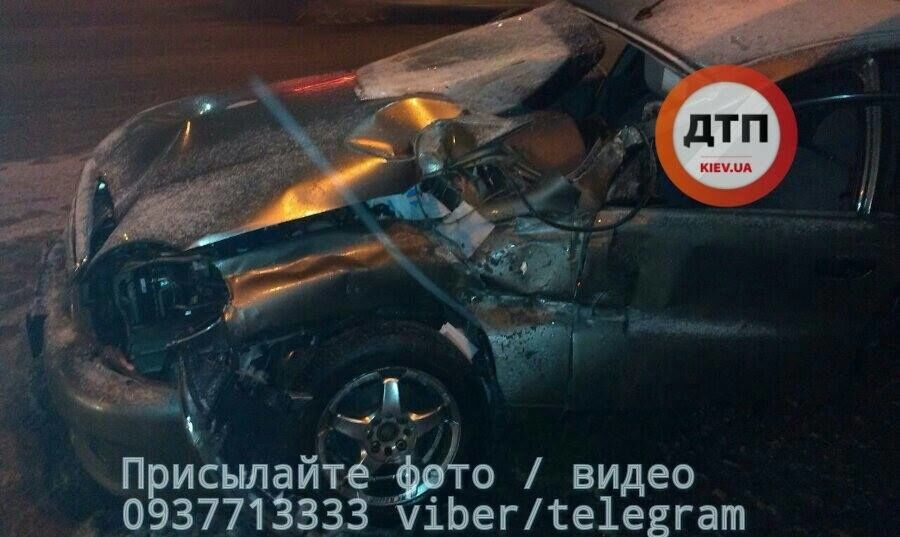 В Киеве авто на скорости врезалось в грузовик