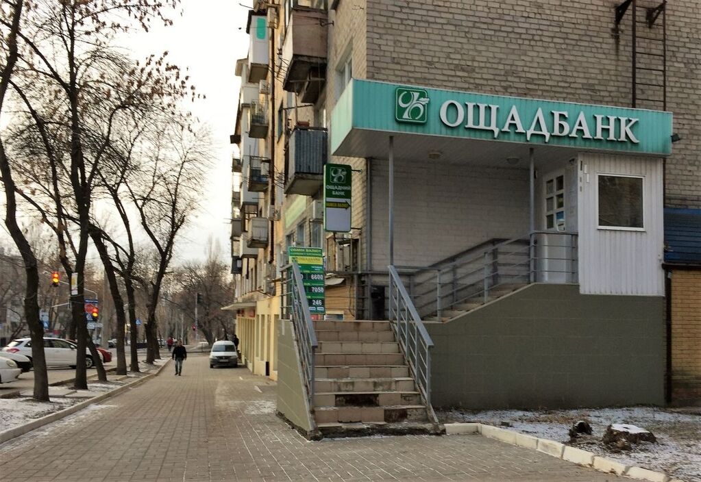 Закрытые банки, пустые автосалоны и ширпотреб: как выглядит полуживой Донецк