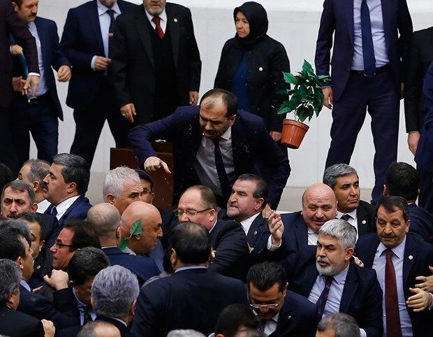 Парасюк обзавидуется: турецкие депутаты устроили знатную драку