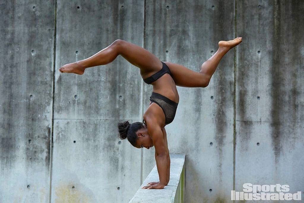 Знаменитые олимпийские гимнастки разделись для фотосессии в купальниках: яркие снимки