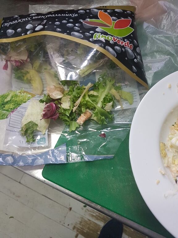 Обычный бычок: сеть возмутил микс салатов из львовского супермаркета