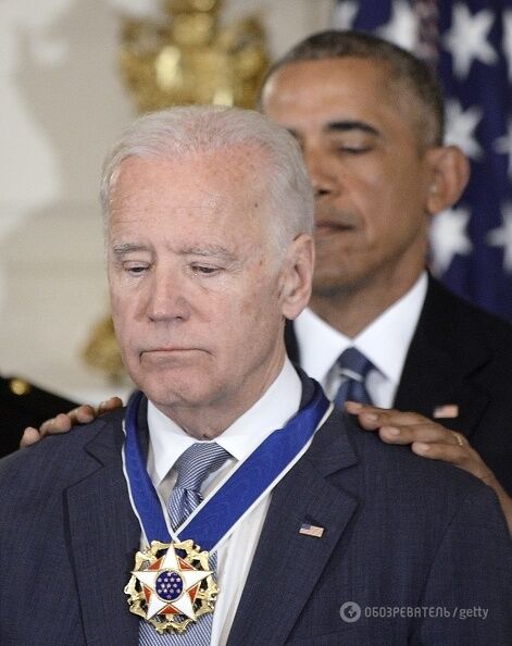 Не сдержал слез: Обама вручил Байдену высшую награду Америки