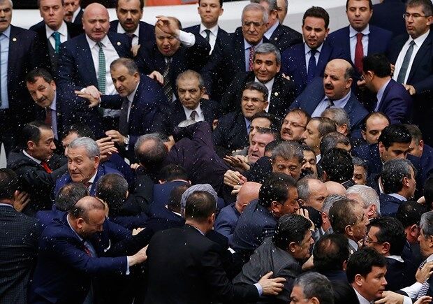 Парасюку на заздрість: турецькі депутати вчинили знатну бійку