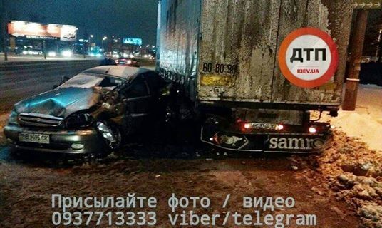 В Киеве авто на скорости врезалось в грузовик