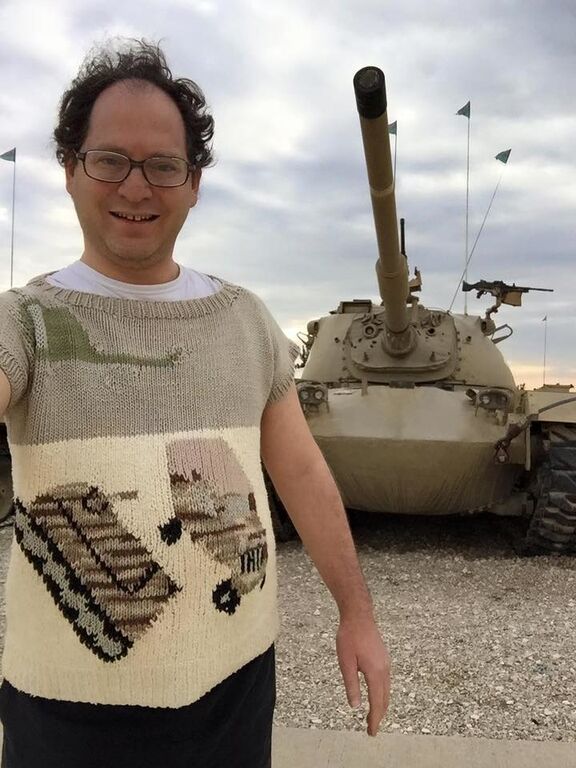 В сети ажиотаж вокруг снимков американца в забавном вязаном свитере