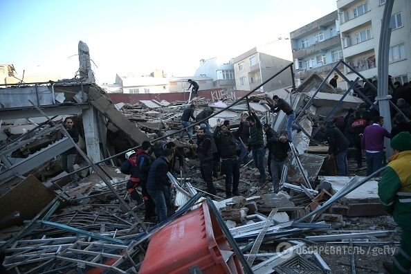 В Стамбуле обрушилось многоэтажное здание: есть жертвы