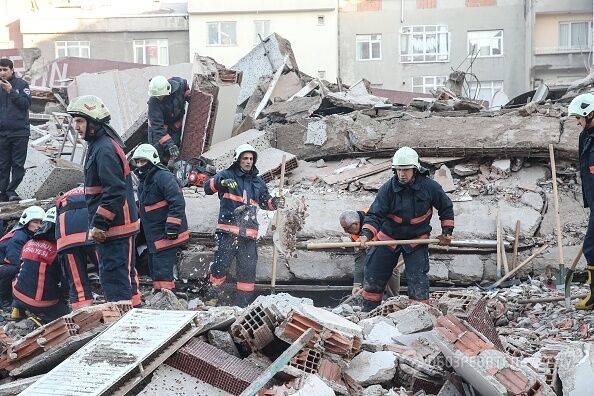 У Стамбулі обвалився багатоповерховий будинок: є жертви