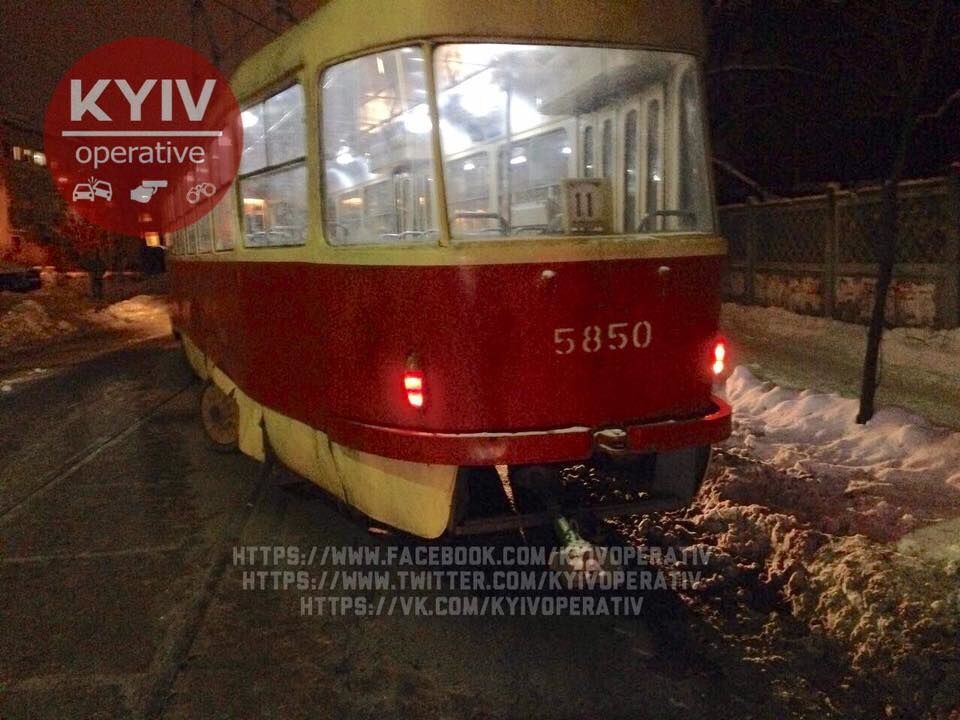 В Киеве трамвай сошел с рельс и протаранил "кубик"