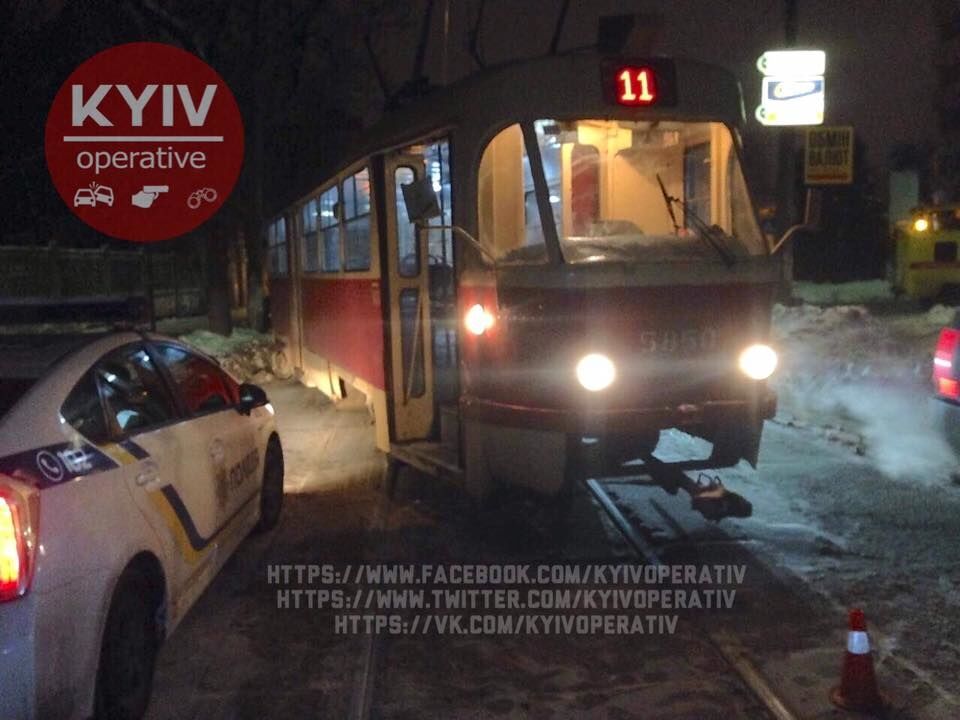 В Киеве трамвай сошел с рельс и протаранил "кубик"