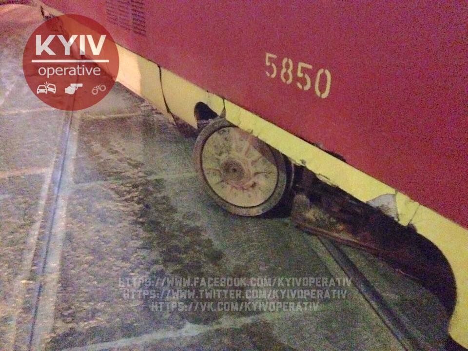 У Києві трамвай зійшоів з рейок і протаранив "кубик"