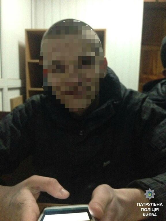 В Киеве задержали в троллейбусе хулиганов с электрошокером