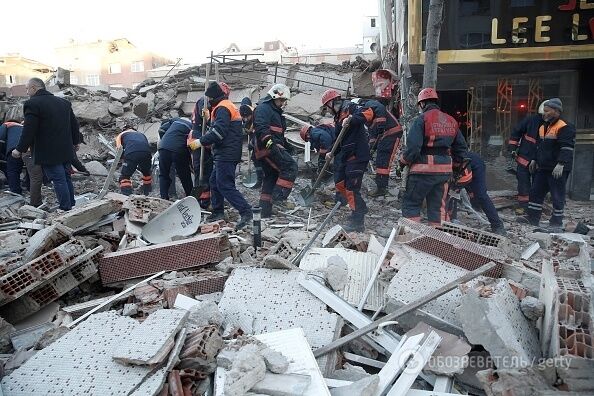В Стамбуле обрушилось многоэтажное здание: есть жертвы