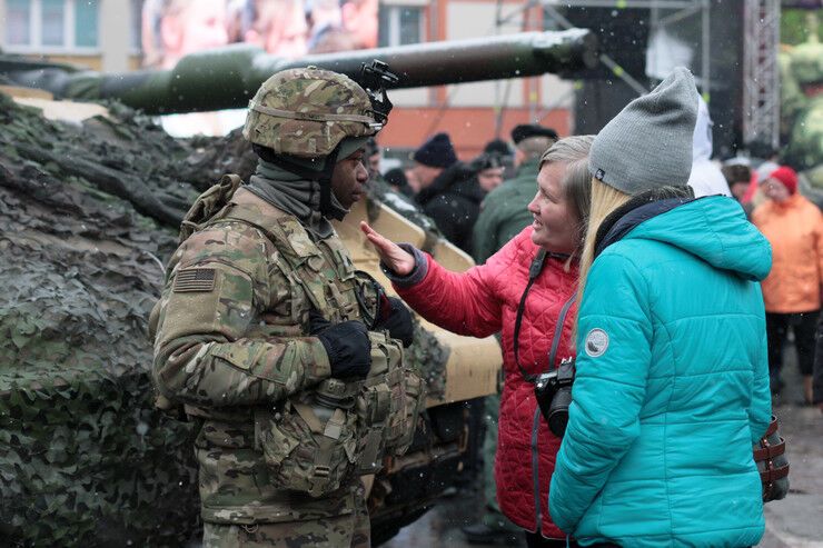 "Мы сделали огромный шаг": премьер Польши поприветствовала американских солдат