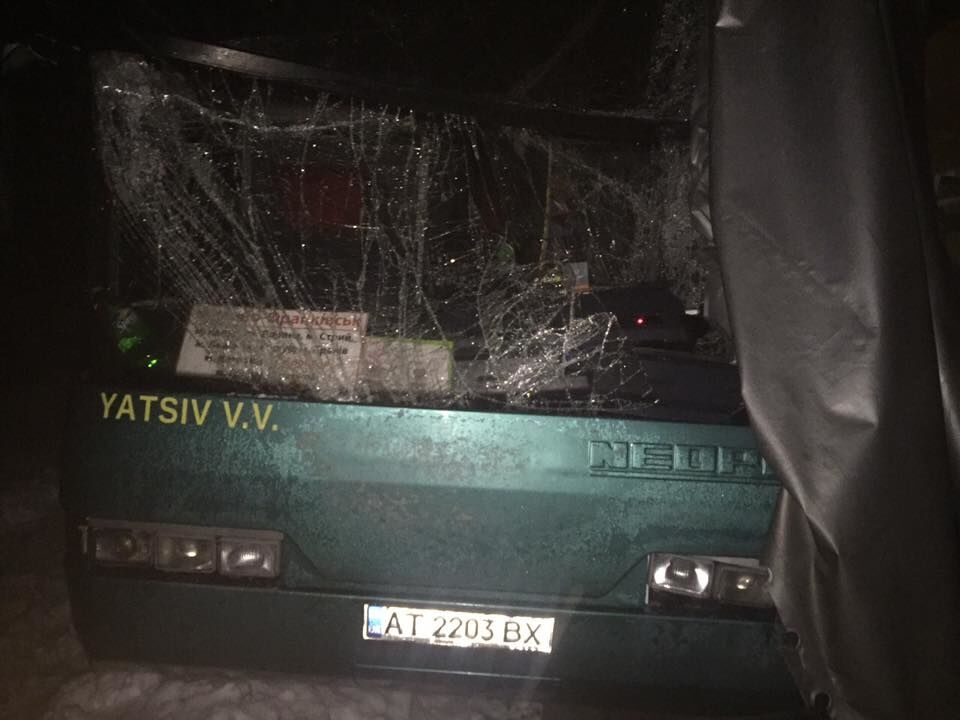 В фуру врезался автобус с туристами: опубликованы фото серьезного ДТП на Львовщине