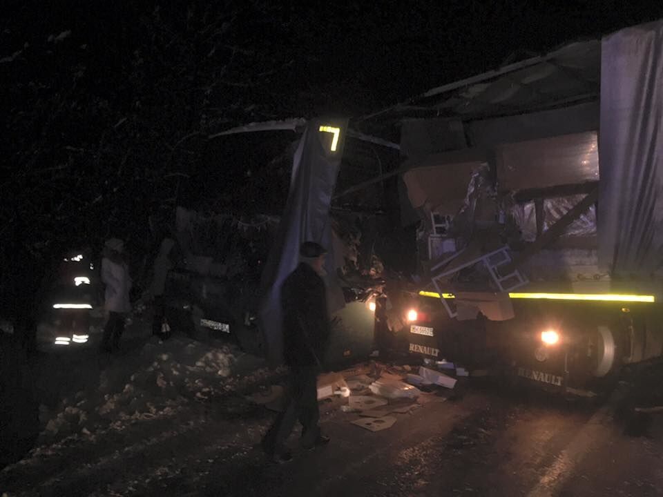 В фуру врезался автобус с туристами: опубликованы фото серьезного ДТП на Львовщине