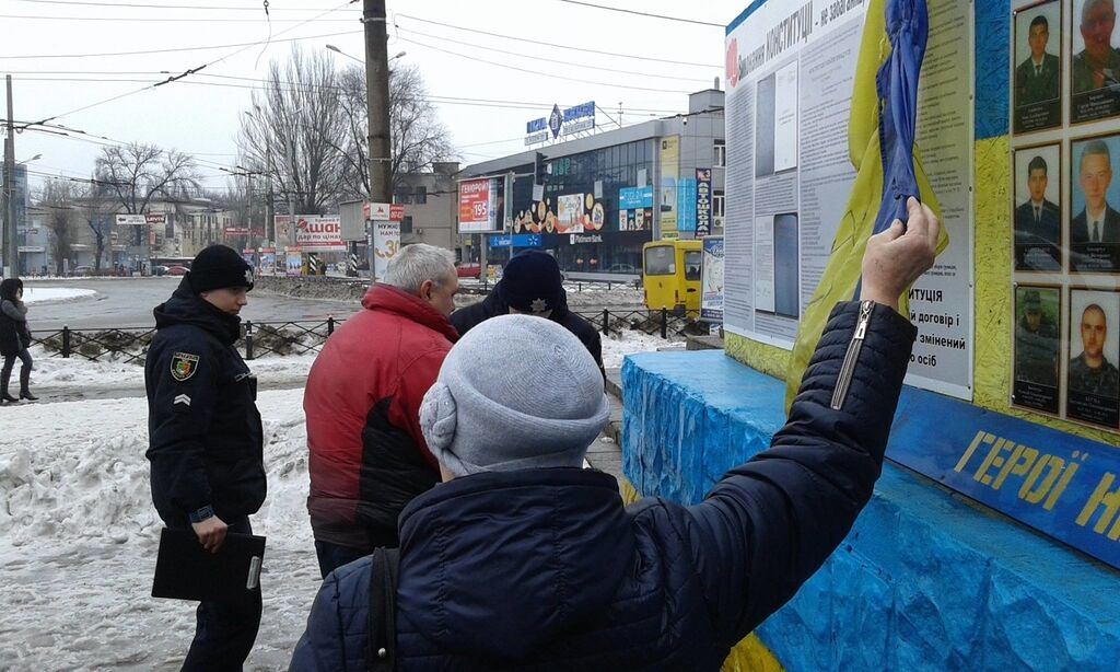 "Сепаратюги поглумились": в Кривом Роге публично надругались над флагом Украины. Опубликованы фото