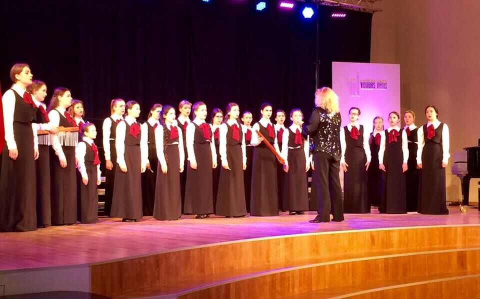 Судьи плакали, конкуренты аплодировали: юные украинки заняли первое место на фестивале в Латвии
