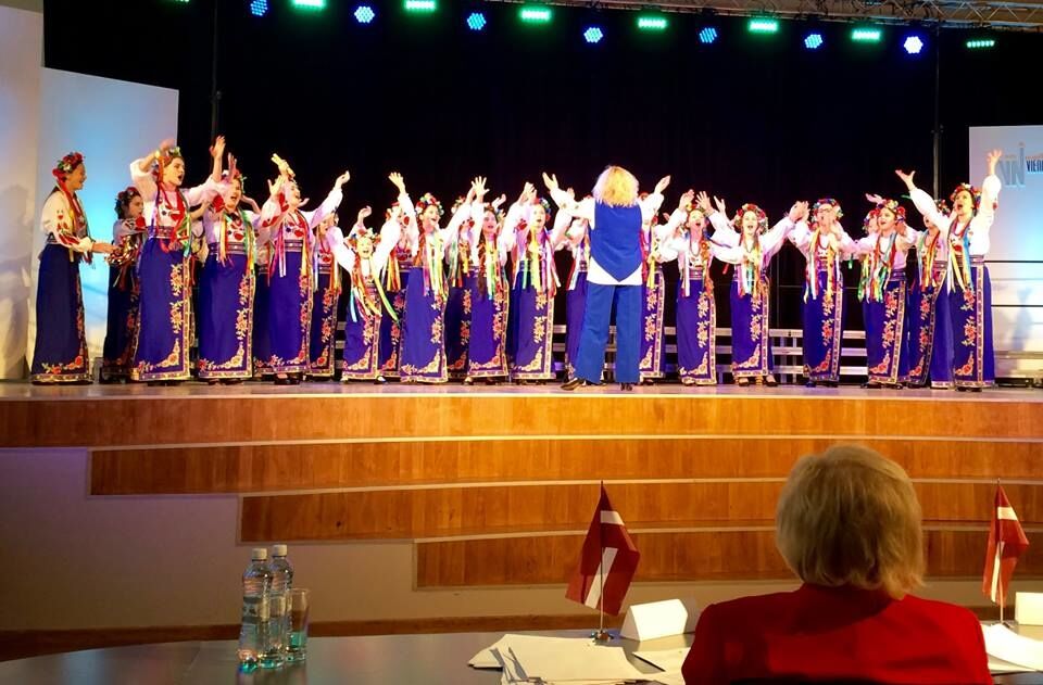 Судді плакали, конкуренти аплодували: юні українки посіли перше місце на фестивалі в Латвії