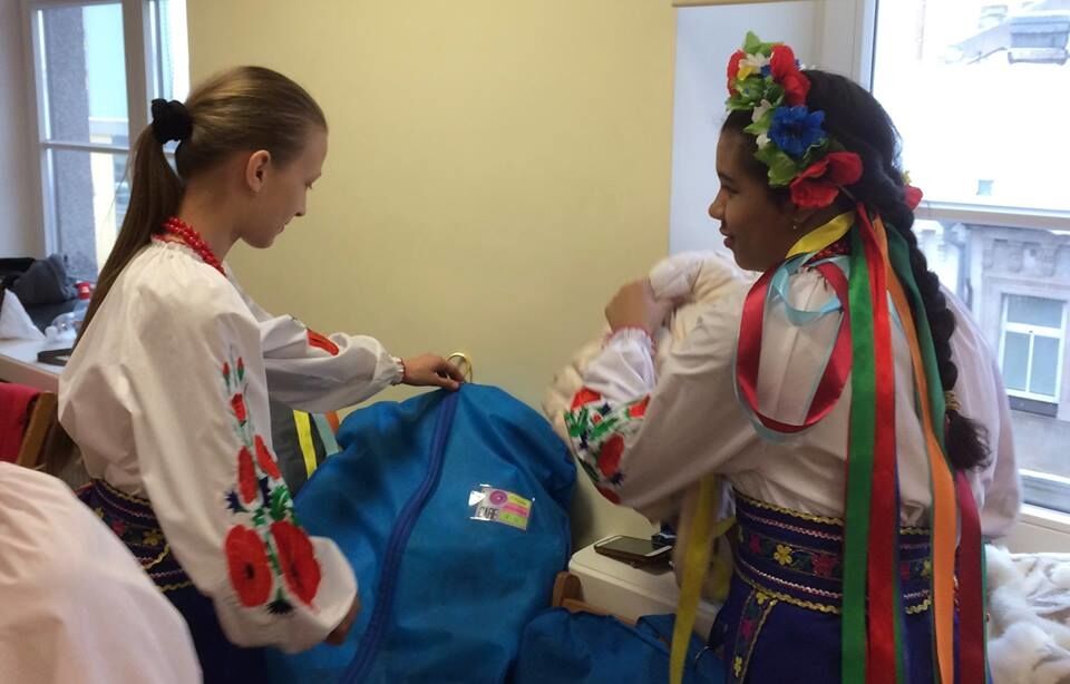 Судді плакали, конкуренти аплодували: юні українки посіли перше місце на фестивалі в Латвії