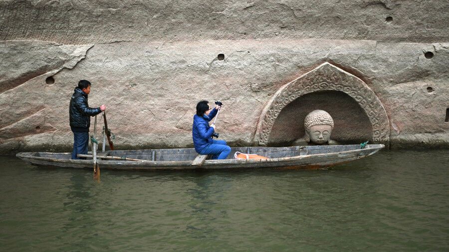 В Китае из-под воды появилась 600-летняя статуя Будды