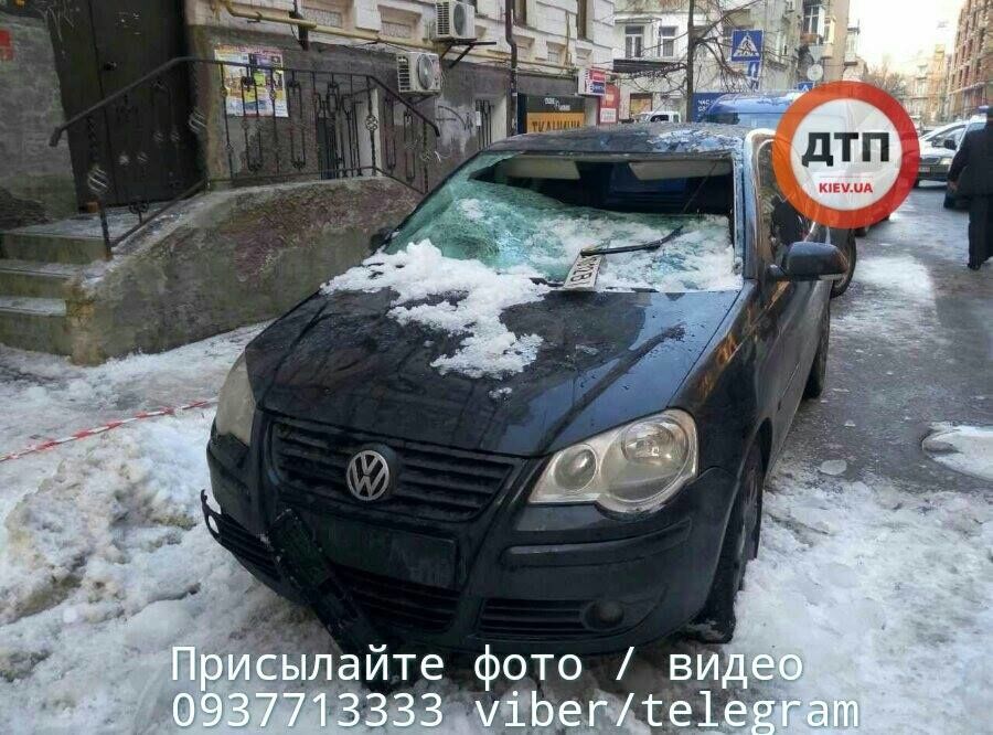 В центре Киева снежная глыба рухнула на автомобили: опубликованы фото