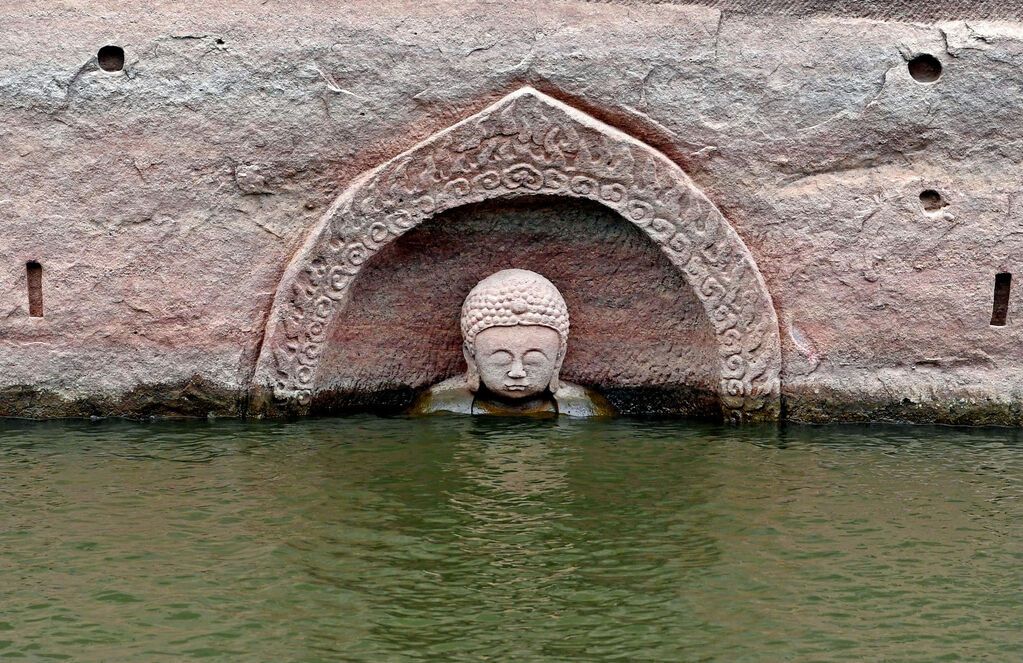 В Китае из-под воды появилась 600-летняя статуя Будды