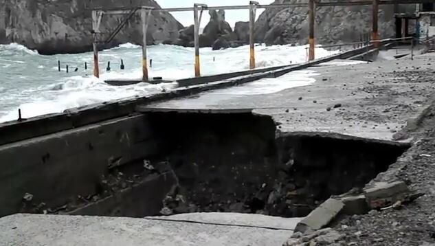 Крым превратили в военную базу: в сети показали, как оккупанты уничтожают полуостров