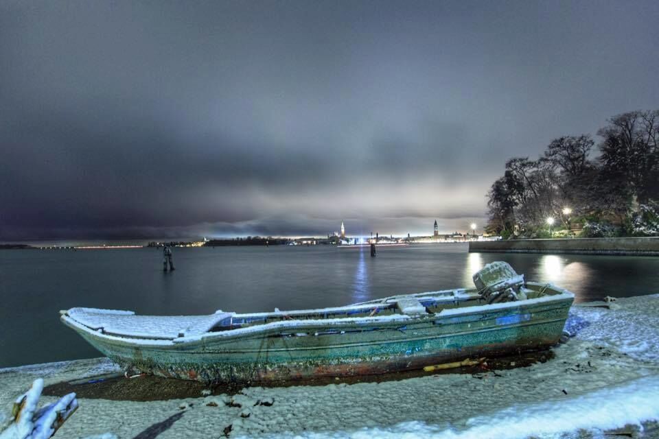 Необычно и красиво: в сети восхитились снимками Венеции в снегу