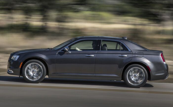 Оценка за надежность большого седана Chrysler 300: -99 баллов.
