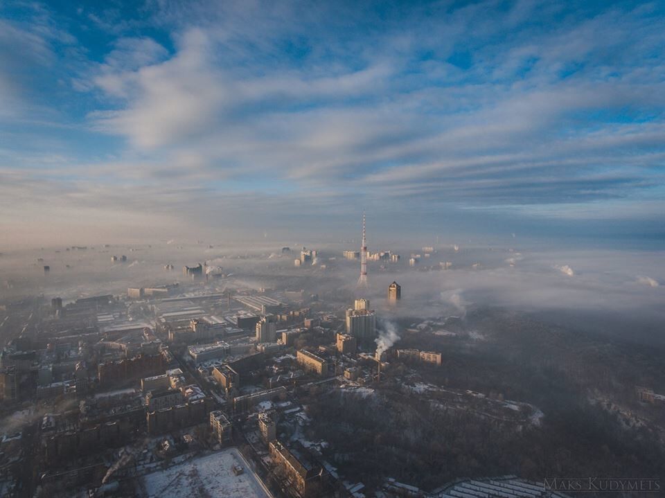 Місто у хмарах: з'явилися фото "київської димки" із висоти пташиного польоту
