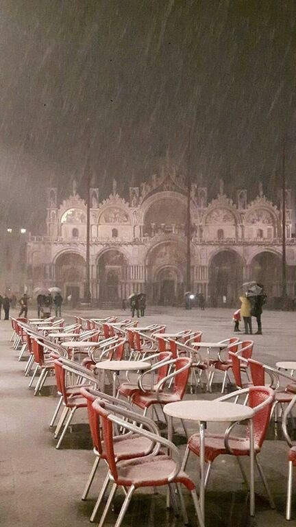Незвично і красиво: у мережі захопилися знімками Венеції у снігу