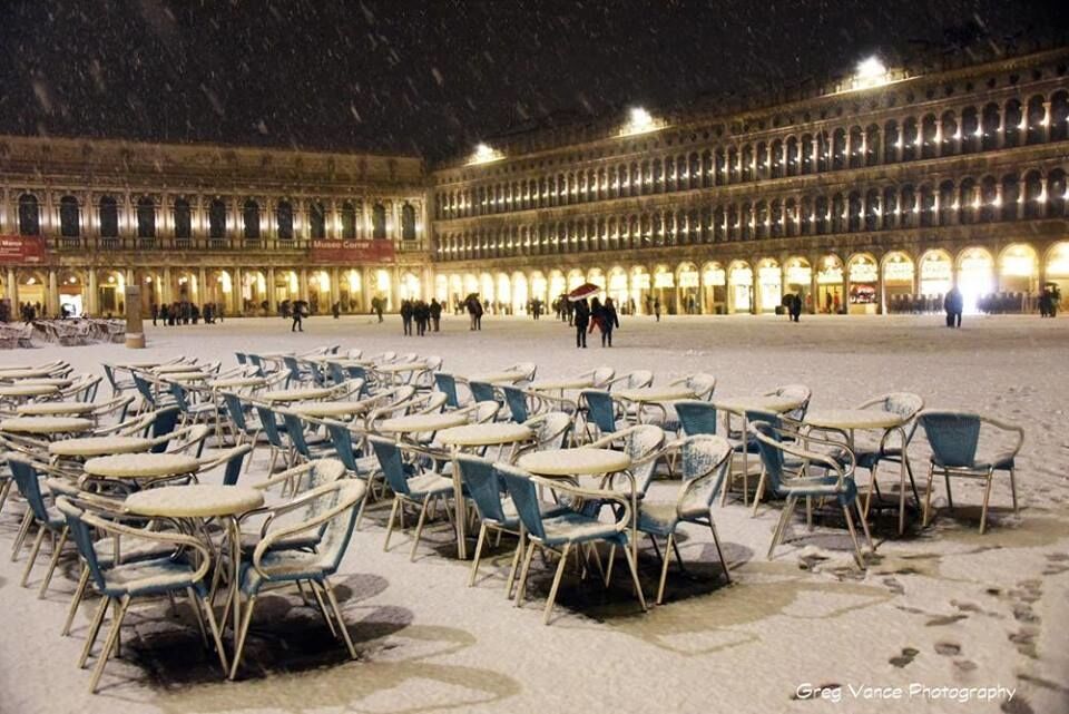 Необычно и красиво: в сети восхитились снимками Венеции в снегу