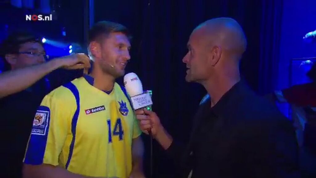 Знаменитый футболист выступил в амстердамском театре в форме сборной Украины: опубликованы фото