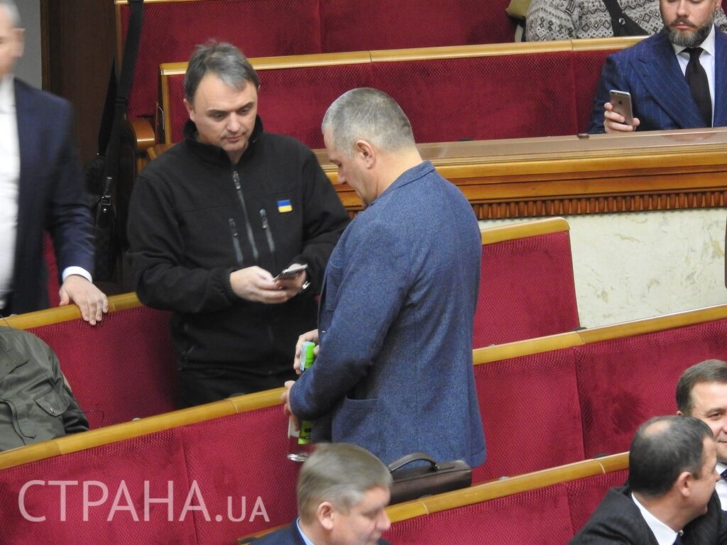 В радоньке пить: нардеп принес в парламент водку и сигареты из "ДНР"