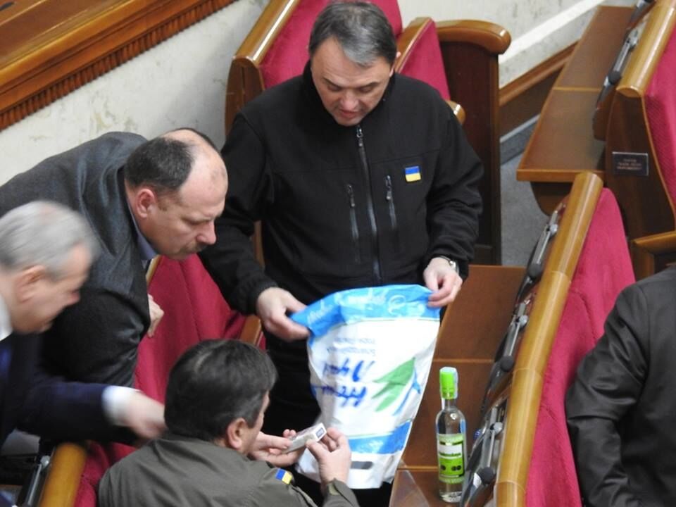 В радоньке пить: нардеп принес в парламент водку и сигареты из "ДНР"