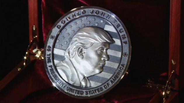Прогнулись авансом: фирма из России выпустила золотые монеты для Трампа