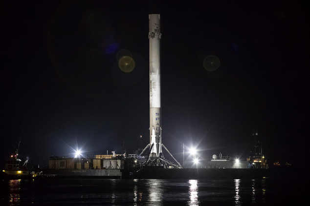 SpaceX показала момент приземления ракеты Falcon 9: завораживающие фото