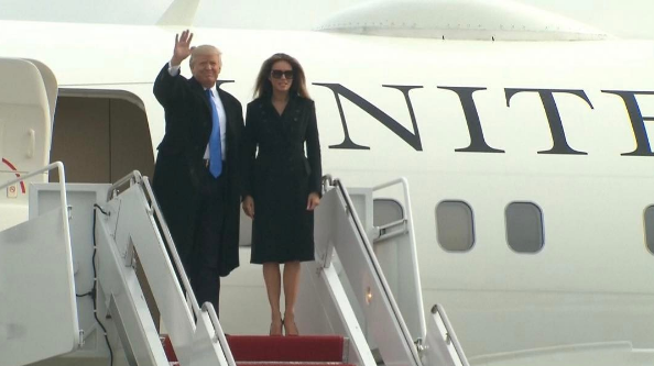 Трамп с семьей прибыл в Вашингтон на инаугурацию: первые фото и видео  