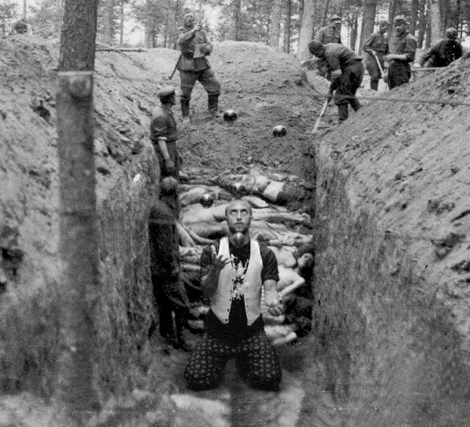 Веселье на костях: в Израиле соединили селфи туристов и фото из нацистских концлагерей 