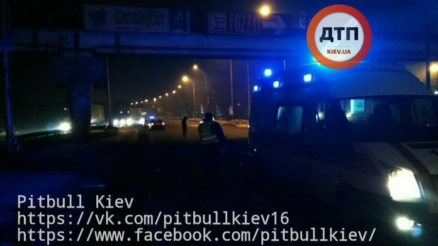 В Киеве два авто сбили и переехали пьяного пешехода, перебегавшего дорогу