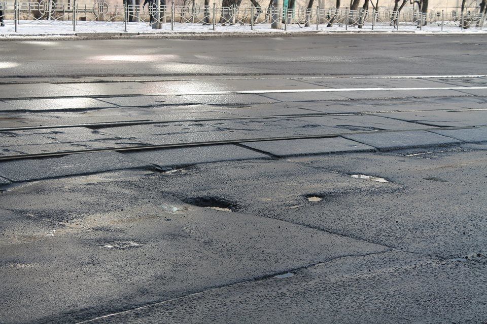 "Оцените качество работы": в Киеве асфальт сошел через неделю после ремонта. Опубликованы фото