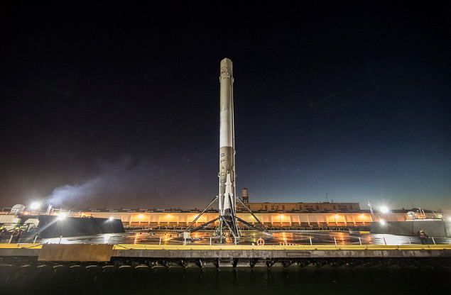 SpaceX показала момент приземления ракеты Falcon 9: завораживающие фото