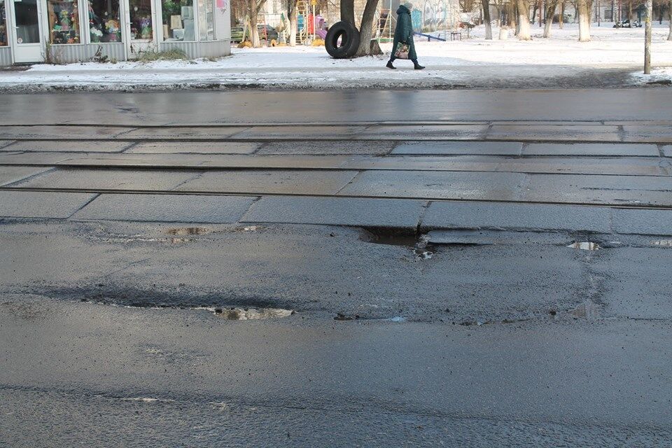 "Оцените качество работы": в Киеве асфальт сошел через неделю после ремонта. Опубликованы фото